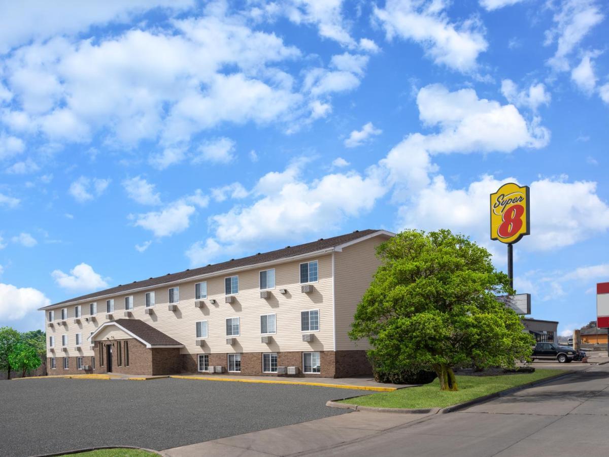 Hotel Super 8 By Wyndham Clinton Exteriér fotografie