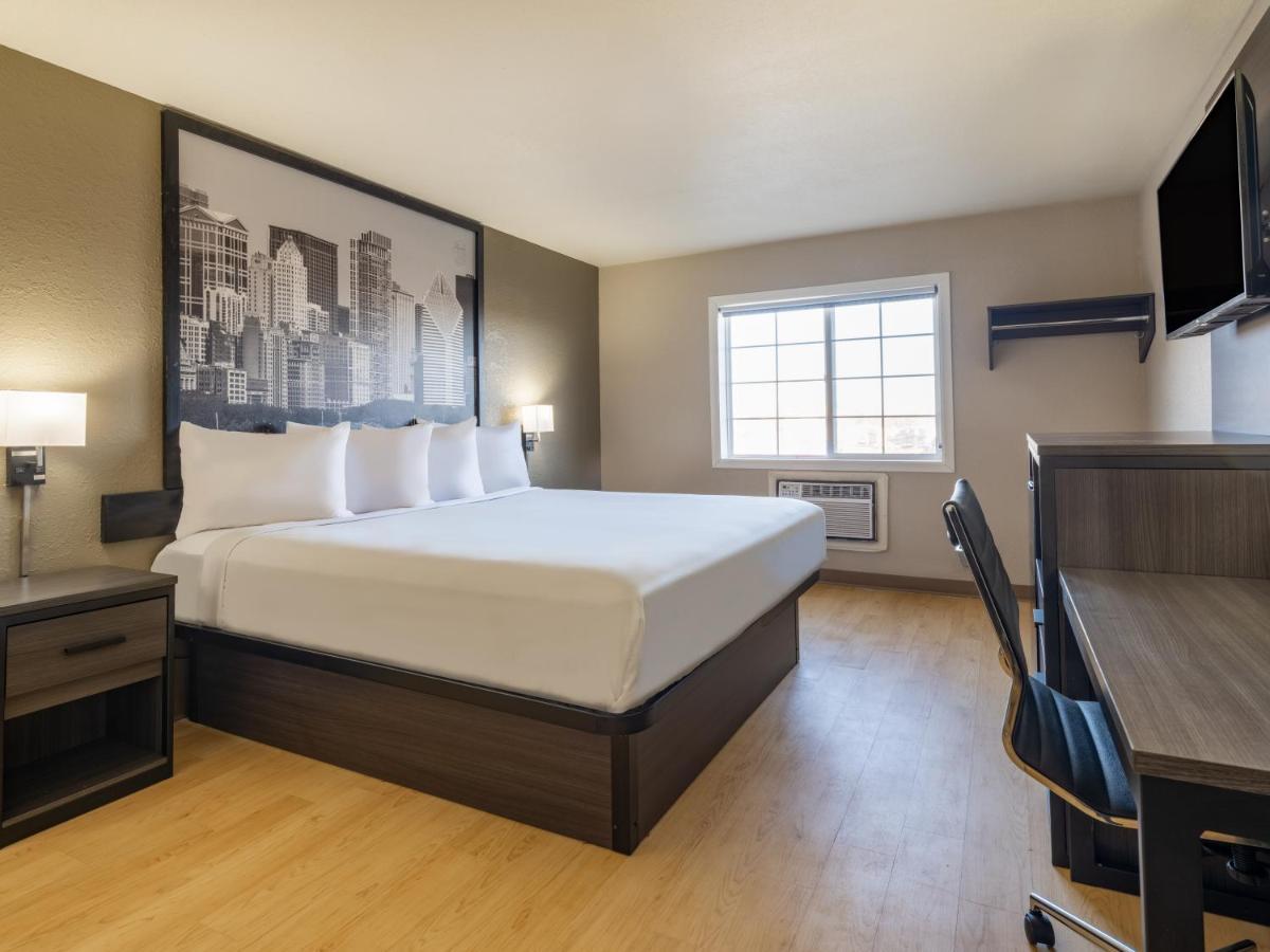 Hotel Super 8 By Wyndham Clinton Exteriér fotografie