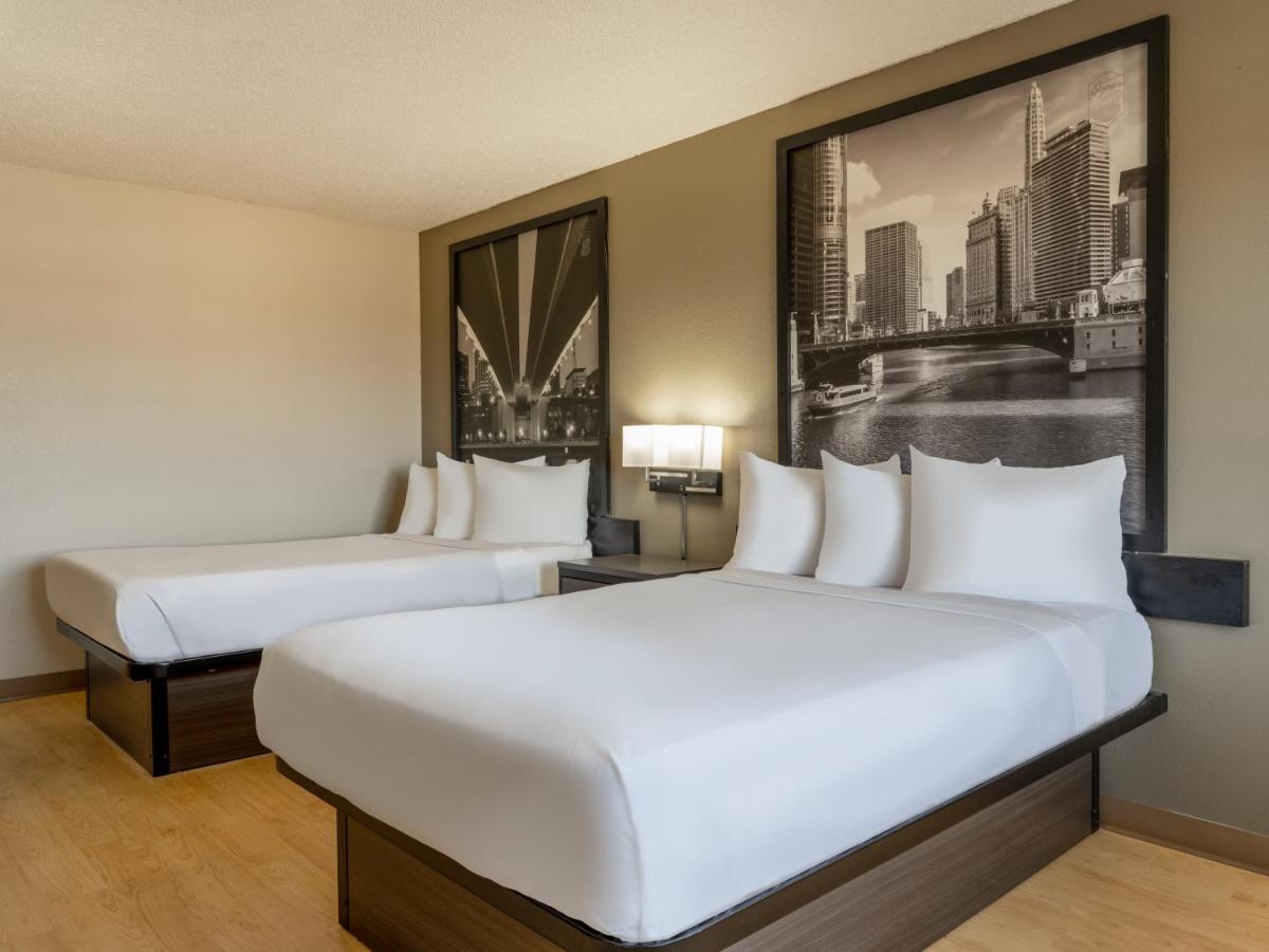 Hotel Super 8 By Wyndham Clinton Exteriér fotografie