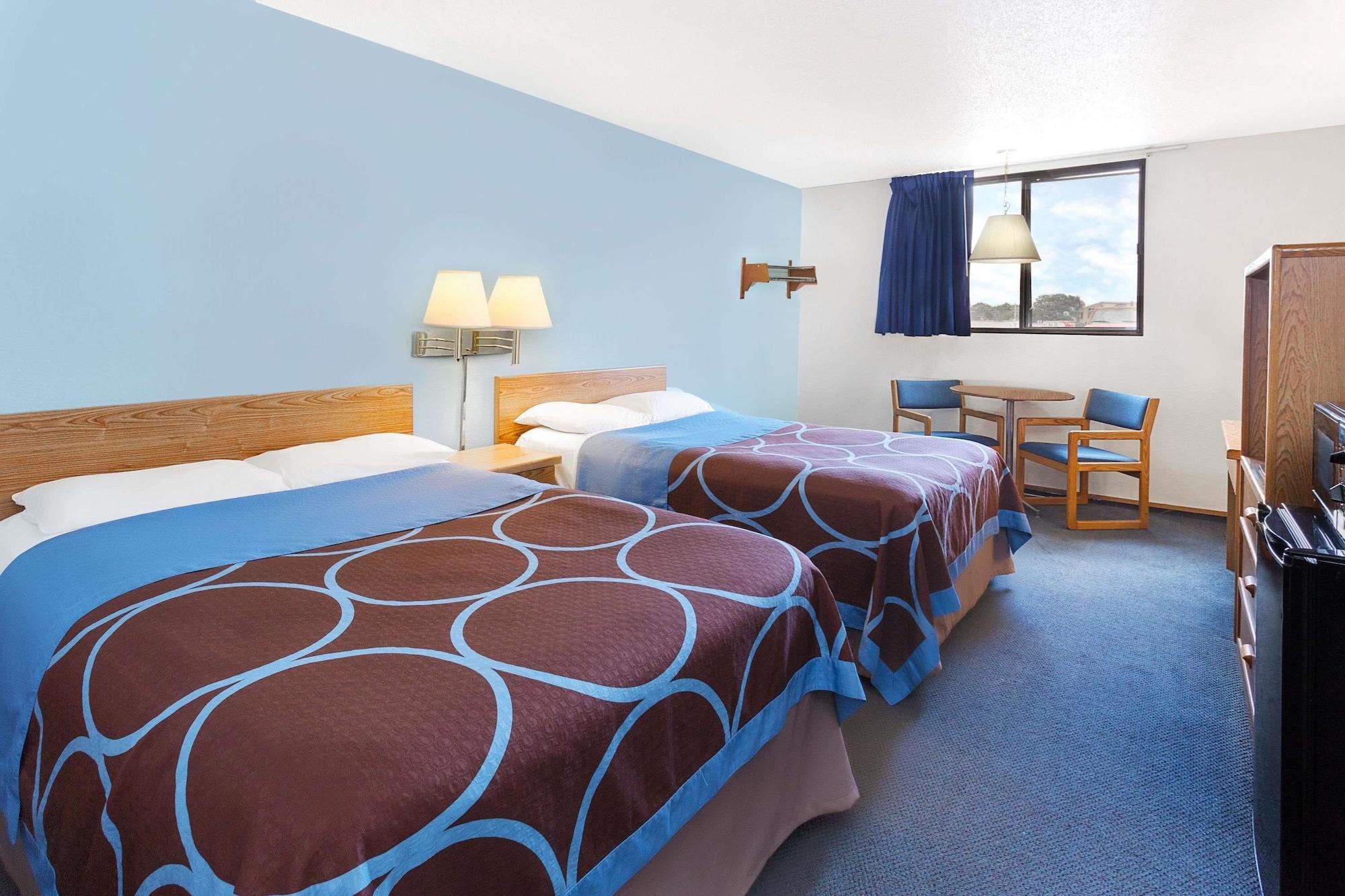 Hotel Super 8 By Wyndham Clinton Exteriér fotografie