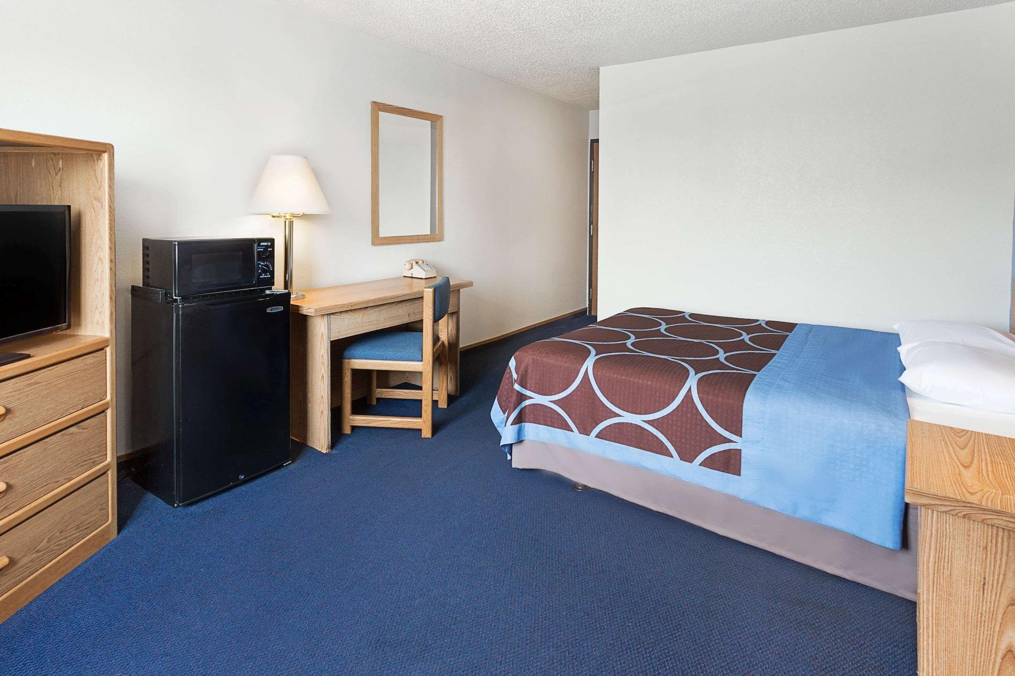 Hotel Super 8 By Wyndham Clinton Exteriér fotografie