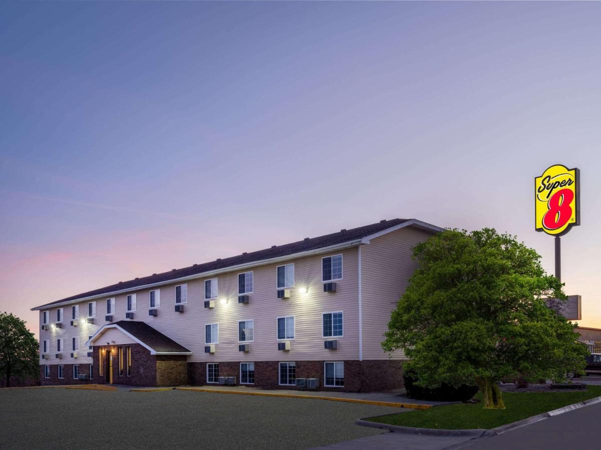 Hotel Super 8 By Wyndham Clinton Exteriér fotografie