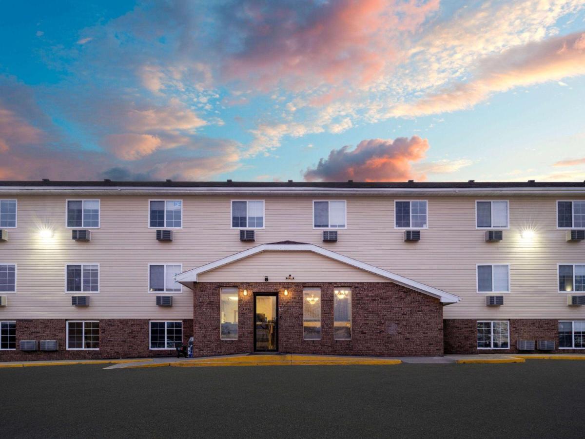 Hotel Super 8 By Wyndham Clinton Exteriér fotografie
