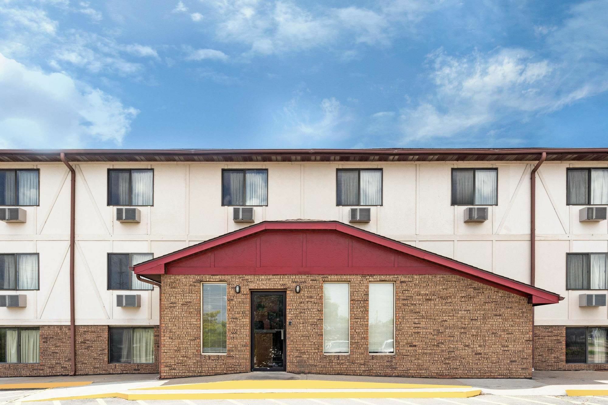 Hotel Super 8 By Wyndham Clinton Exteriér fotografie